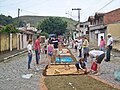 Confecção dos tapetes de Corpus Christi da Paróquia São Sebastião de Coronel Fabriciano, Minas Gerais.