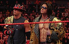 Photographie des catcheurs (The) Miz et John Morrison, champions du monde par équipes de la WWE.