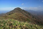 南側の登山道の稜線から望む三周ヶ岳の山頂部