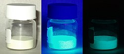poudre silicate de strontium-alumine dopé à l'europium en lumière visible, sous UV basse énergie et dans le noir total