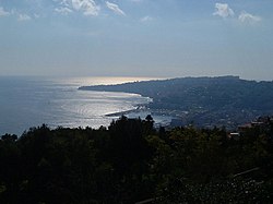 A Posillipo-fok látképe a Villa Floridianából