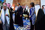 Президент и первая леди Обама и король Саудовской Аравии Салман обменялись рукопожатием с членами королевской семьи Саудовской Аравии.