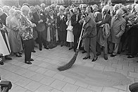 Prinses Juliana met bezem (1986)