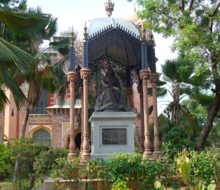 Victoria reigned as Queen of the United Kingdom and Empress of India during the 19th century. Queen Victoria Statue.png