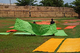 Séchage du tissu sur un terrain de football au Mali.