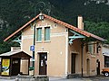 Ancienne gare. Construite au début du XXe siècle, abandonnée suite à un déraillement du train.