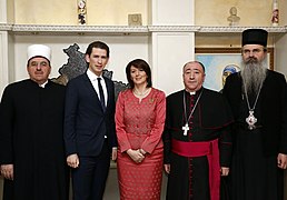 Atifete Jahjaga avec Sebastian Kurz et les représentants des différentes religions du Kosovo.