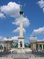 Семь вождей мадьяр и статуя Гавриила. Монумент тысячелетия. Будапешт 029.jpg