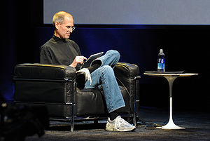 English: Steve Jobs while presenting the iPad ...