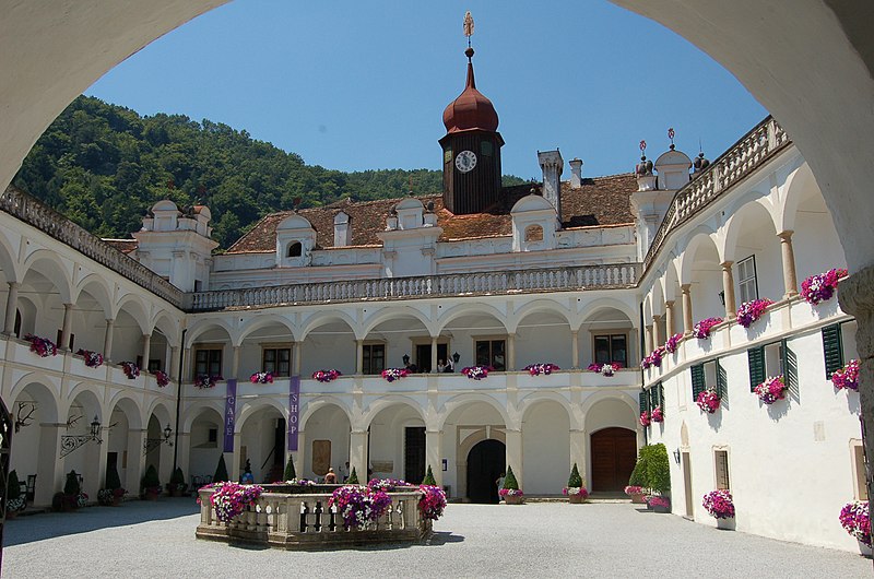 Datei:Stubenberg Schloss Herberstein Hof1.JPG