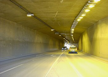 Den norra tunnelmynningen samt körbanan inuti tunneln, färdriktning söderut, mars 2012.