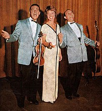 Den dansk-svenske jazz-trioen Swe-Danes bestod av Svend Asmussen, Alice Babs og Ulrik Neumann. Bildet viser gruppa på Berns i Stockholm 1961. Foto: LP-omslaget til På begäran, Telestar TRS11052