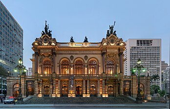 O Teatro Municipal de São Paulo é um teatro na cidade de São Paulo e um dos cartões postais da capital paulista, tanto por seu estilo arquitetônico semelhante ao dos maiores teatros do mundo, e claramente inspirado na Ópera de Paris, como pela sua importância histórica, por ter sido o palco da Semana de Arte Moderna de 1922, o marco inicial do modernismo no Brasil. (definição 11 224 × 7 210)