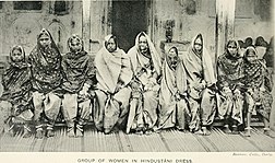 पारम्परिक परिधान में कुर्मी महिलाओं का एक समूह