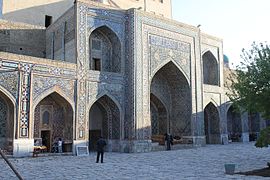 Cour intérieure derrière le portail principal de la médersa Tilla-Qari.