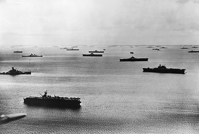 Авианосная эскадра 5-го флота ВМС США обеспечивает высадку войск на атолл Маджуро (Маршалловы Острова, 1944 г.)