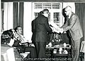 المؤرخ عبد الكريم الغرايبة يستلم الشهادة الفخرية من السفير الأرجنتيني، 21 أبريل 1981.