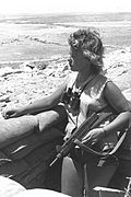 Guarda feminina da milícia israelense armada com Uzi no Negev durante o período de operações de represália, 1956