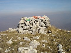 Натрупани камења како ознака на врвот Тепе