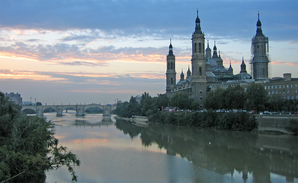 El Pilar Basilika und da Ebro Fluss