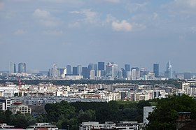 Pogled na poslovni kvart La Défense na periferiji Pariza