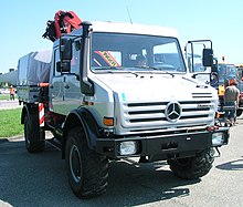 ウニモグ。スポーツカーやトラックでフードマスコットは基本的に用いず、フロントグリルに大きなスリーポインテッド・スターが用いられている[5]。