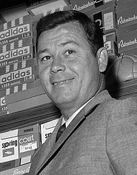 23.05.66 Just Fontaine dans son magasin (1966) - 53Fi634 (Cropped).jpg