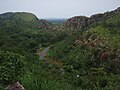 Blick von der Gebirgskette Richtung Norden auf die Verbindungsstraße von Natitingou nach Tanguieta.
