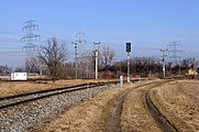 Einbindung der Strecke von Mannersdorf in die Ostbahn. Links ist das Einfahrsignal der Strecke von Fischamend erkennbar, rechts der Bahndamm des ehem. Gleises über die Ostbahn (2017)