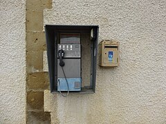 Installations téléphonique et postale.