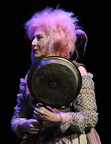 רוזינה קמבוס על בימת התיאטרון הקאמרי במחזה "בית ספר לנשים", 2012