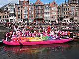 Een bontversierde boot van 'Ou(d)t & Proud' (75-plussers) in de Schippersgracht.