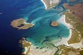 Vue aérienne de Lingay encadrée par Boreray à gauche, Berneray en haut et North Uist à droite et en bas.