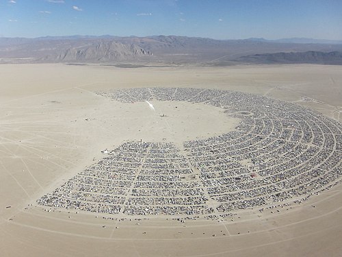 Foto aèria obliqua de Black Rock City que mostra el familiar patró en forma de «C» (BM 2010)