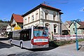 Buslinie 134 der Kraichtal Bus GbR vor dem Schulgebäude