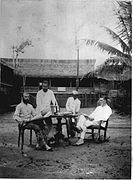Pejabat kolonial Belanda sedang beristirahat di Tumbang Anoi, Kalimantan Tengah bersama PNS JPJ Barth dan AC de Heer. (Mei–Juli 1894)