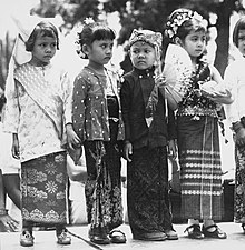COLLECTIE TROPENMUSEUM Kinderen dragen Verschillende Traditional klederdrachten om de eenheid van Indonesia te symboliseren TMnr 20000148.jpg