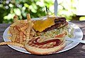 Cheeseburger servito con patatine fritte dal ristorante locale Sacramento, Swabbies Restaurant & Bar sul fiume Sacramento