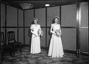Bal des débutantes de la St Anne's Catholic Church, North Bondi (en), au Mark Foy's (en) Empress Ballroom, Sydney, Australie, 24 mai 1939