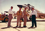 Волтер Шира (други здесна) са авионом Макдонел Ф3Х-2 Демон, 1958. године