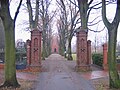 Eingangsbereich des Ströbitzer Friedhofes.jpg