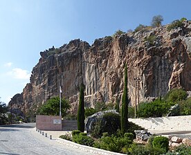 Der Felsen von Episkopi am Ortseingang