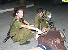 Tentara Israel mengobati pria Palestina yang terluka