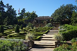 Ботанический сад Форт-Уэрта, 30 октября 2019 г. (Rose Ramp and Shelter House) .jpg