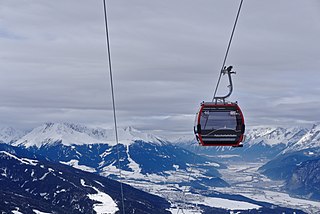 Gondel unterhalb der Bergstation mit Blick Richtung Rosskogel, Oberinntal