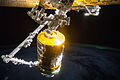 HTV-5 przyciągany do portu cumowniczego przez Canadarm2