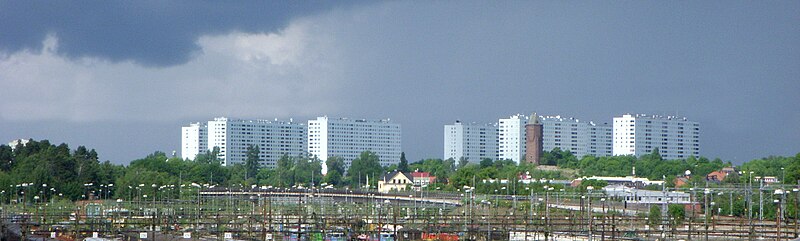 Hagalunds bostadshus sedda från Tomteboda, juni 2010.