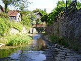 Hergstbach in Ruchsen als Rinnsal im Hochsommer. Derselbe Bach riss im Dezember 1993 die Brücke im Hintergrund weg