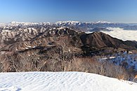 北側の眺望 遠景は富山県との県境の飛騨高地、左から三ヶ辻山、金剛堂山、白木峰