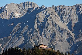 Der Koppenkarstein von der Hochwurzenhütte über Schladming, links der Rest des Edelgrieß-Gletschers (2011)